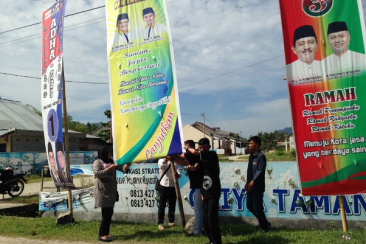 Panwaslu Gorontalo Turunkan APK Marthen-Ryan