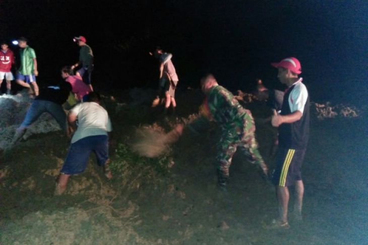 TNI Dibantu Warga Bersihkan Material Longsor