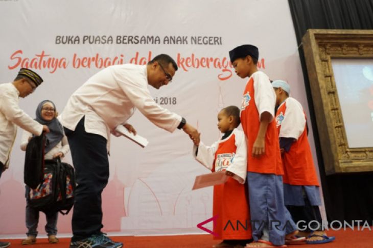 Telkomsel Santuni Peralatan Sekolah Bagi Anak Yatim