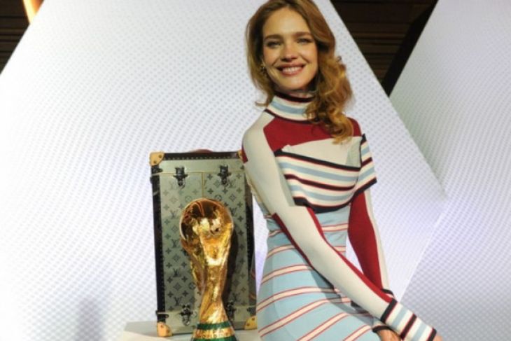 Casillas dan Supermodel Vodianova Arak Tropi Piala Dunia