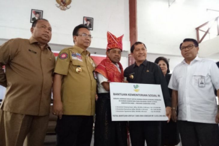 Mensos Serahkan Bantuan Rp6,9 Miliar Untuk Korban Sinabung