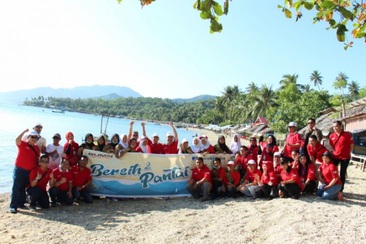 BUMN Hadir - Jamkrindo-Perumnas Bersihkan Pantai Lokasi Hiu Paus