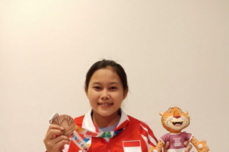 Nur Vinatasari Raih Medali Pertama Olimpiade Remaja