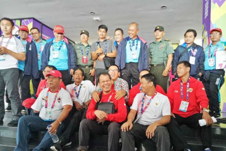 Menpora Mendadak Jadi Tukang Pijat Atlet Catur