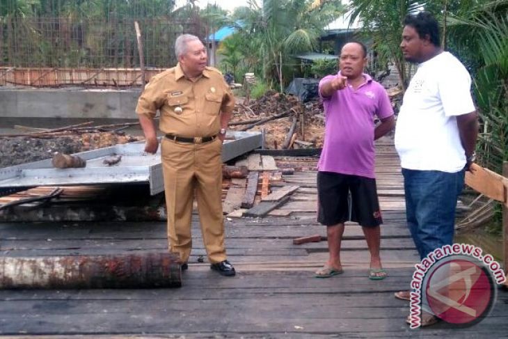 Bupati minta pembangunan jembatan tepat waktu