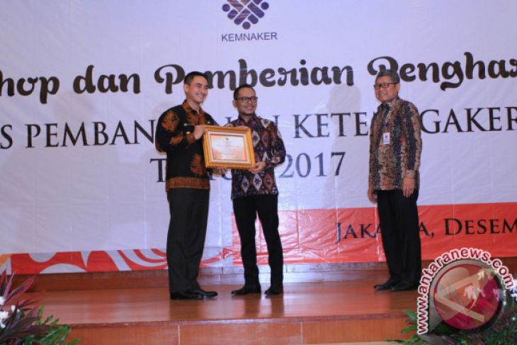Jambi Terima Penghargaan Peringkat Pertama Urusan Ketenagakerjaan