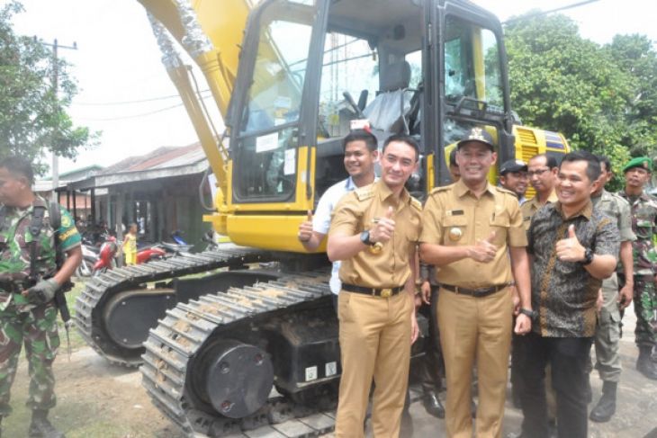 Gubernur beri bantuan alat berat