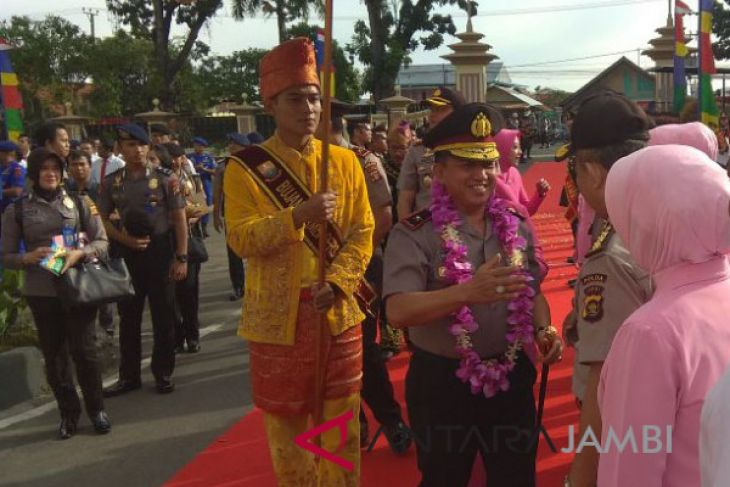 Pedang pora sambut Kapolda baru Jambi
