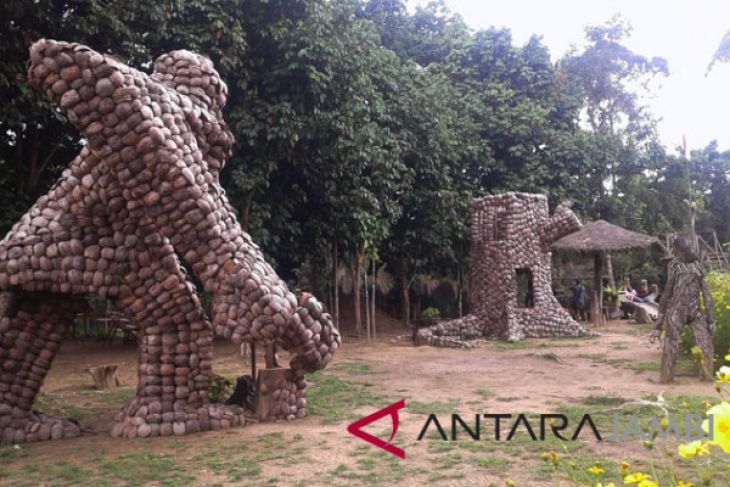 Pemuda Muarojambi sulap cangkang kelapa jadi kingkong