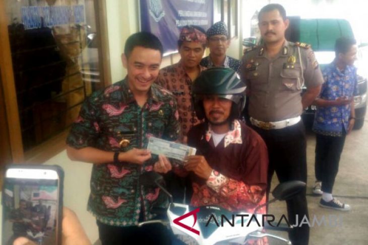 Zola tinjau pemutihan pajak di Samsat Jambi