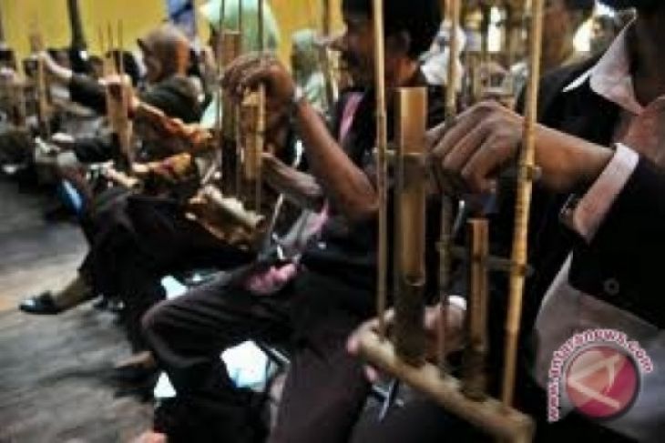 Musik Angklung meriahkan