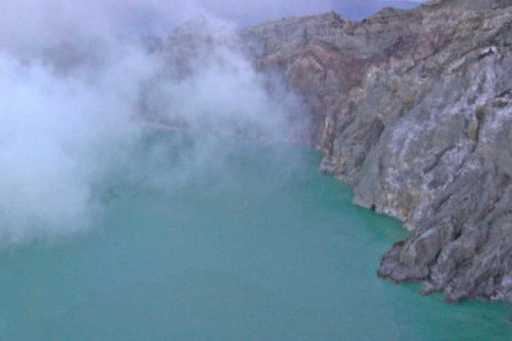 30 orang keracunan gas kawah Gunung Ijen