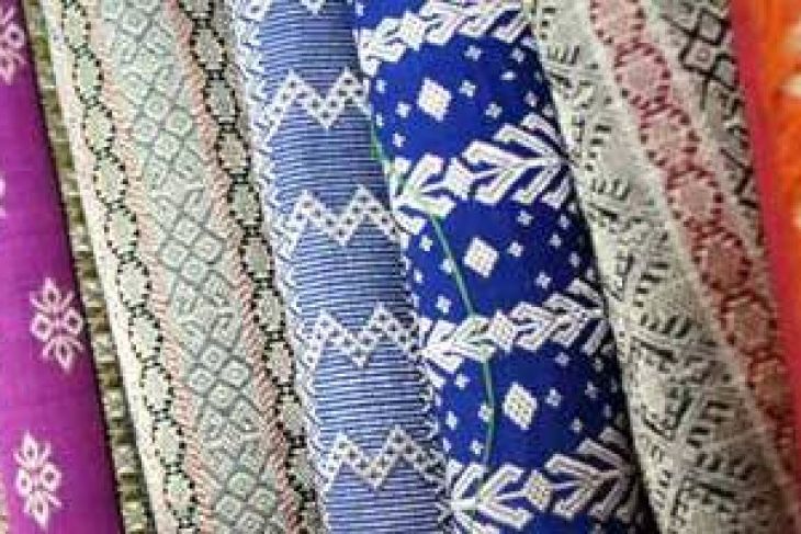 Warga Swiss pamerkan songket minang