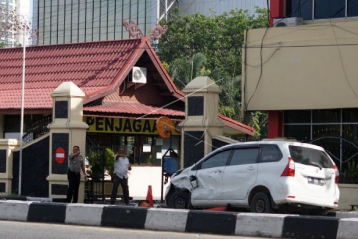 Tiga terduga teroris penyerang Polda Riau tewas