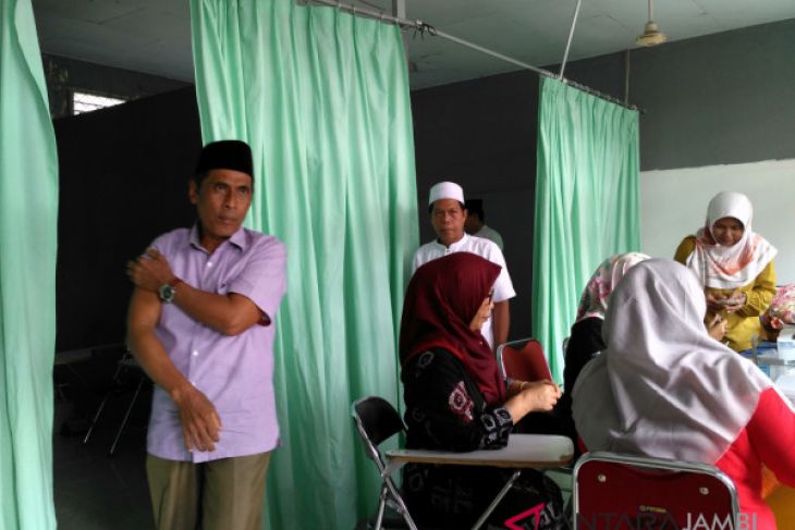 Jamaah calon haji Batanghari divaksinasi