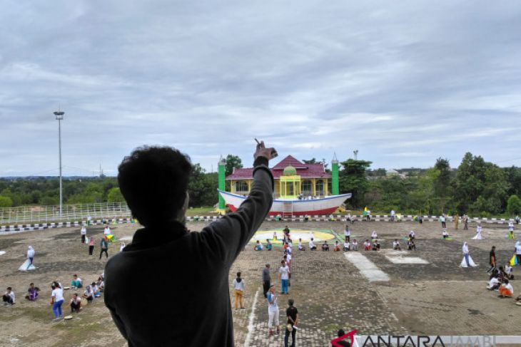MTQ Jambi - Ratusan pelajar dilibatkan pada pembukaan MTQ ke-48 .