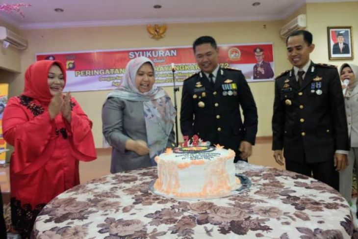 Bupati Masnah potong kue ulang tahun kepolisian