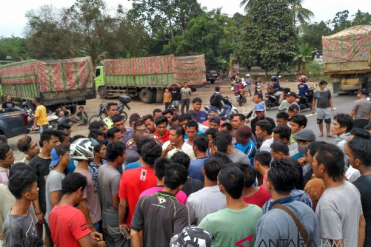 Sopir angkutan batu bara gelar aksi demo