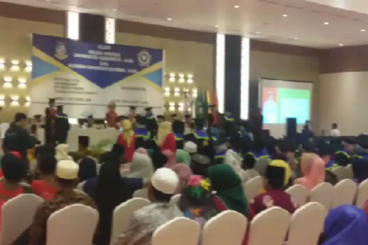 Universitas Adiwangsa Jambi wisuda lulusan pertama