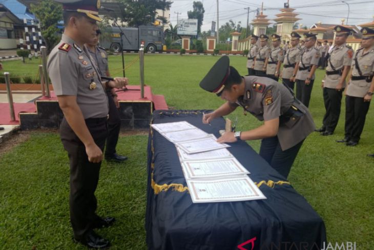 Lima perwira Polres Batanghari alih tugas