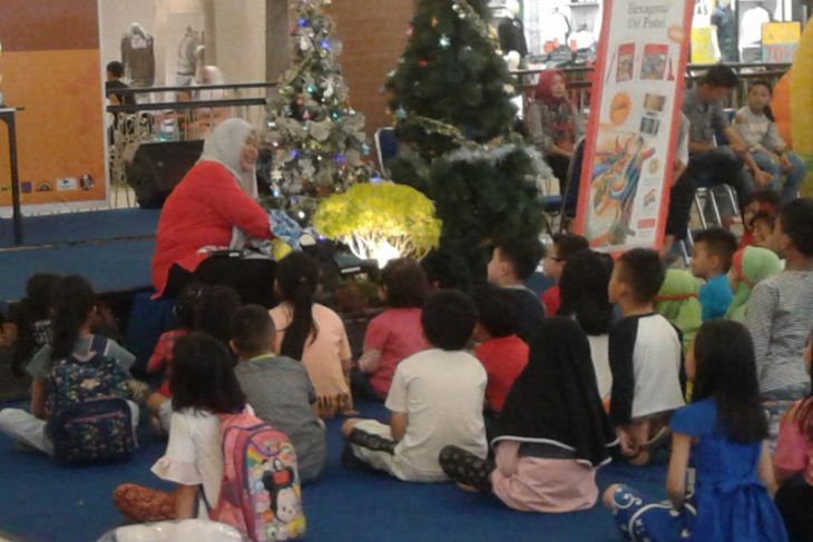 Dongeng masih menjadi daya tarik bagi anak-anak