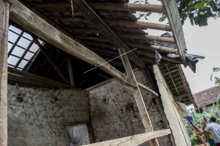 Yonif 315/Garuda bantu warga korban hujan ekstrem Bogor