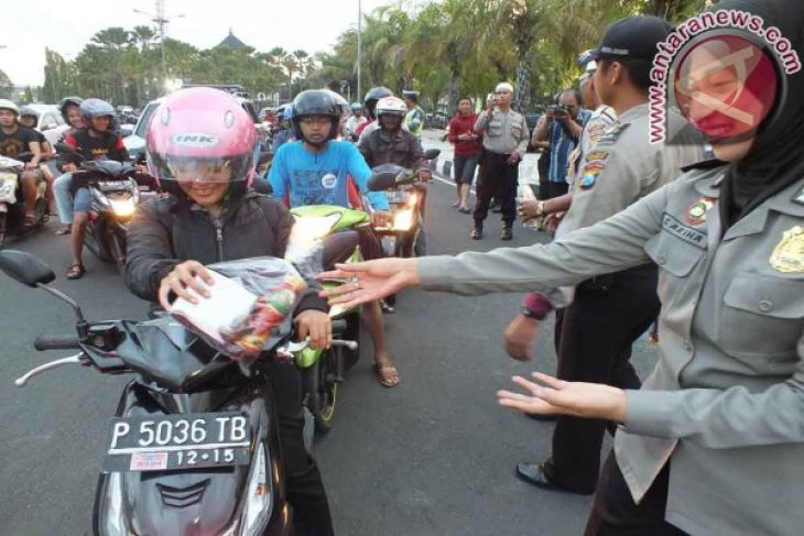 Satlantas Polres Ngawi Bagi Takjil Untuk Pengguna Jalan