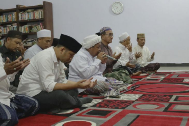 Kiai Situbondo Doakan Kemenangan Khofifah-Emil
