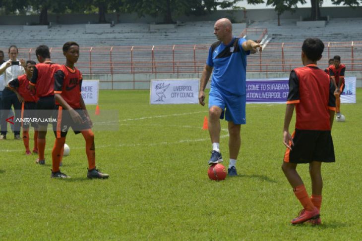 Dispora : Kunjungan Wali Kota Liverpool Semangati SSB di Surabaya