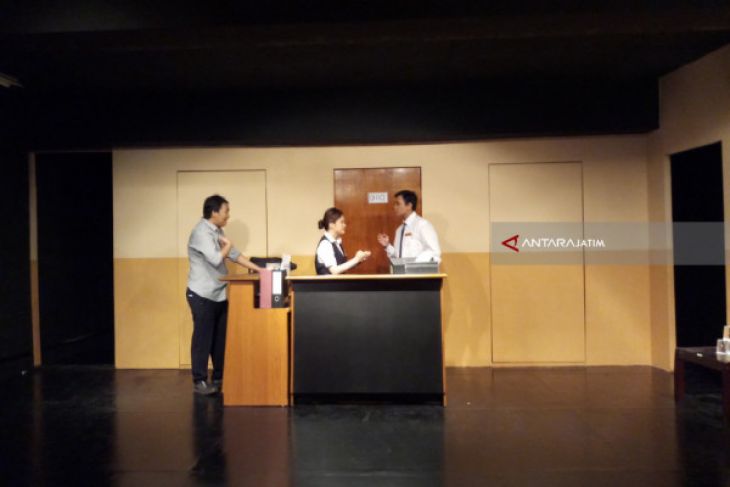 Masyarakat Diajak Mahasiswa UKP Peduli Kasus Bunuh Diri Melalui Teater