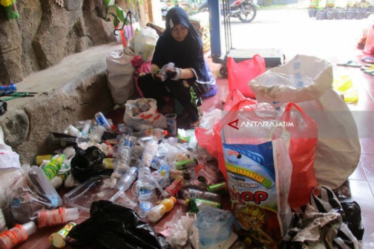 Warga Kediri Bayar Listrik dengan Sampah