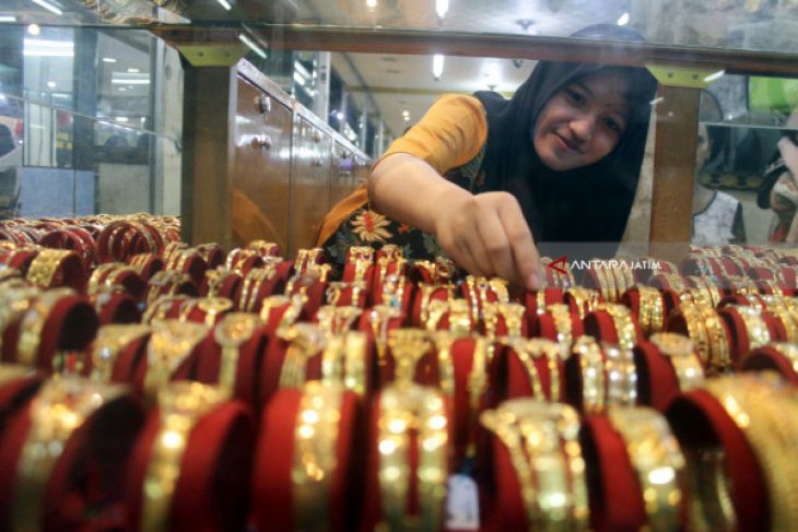 Dolar Melemah, Emas Berjangka Naik