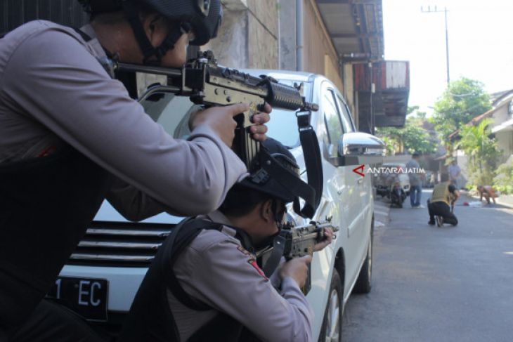 Polisi Baku Tembak dengan Terduga Teroris di Surabaya (Video)