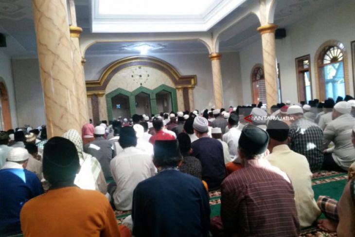 Sebagian Warga Jember-Bondowoso di Pesantren Mahfiludluror Berlebaran Hari Ini