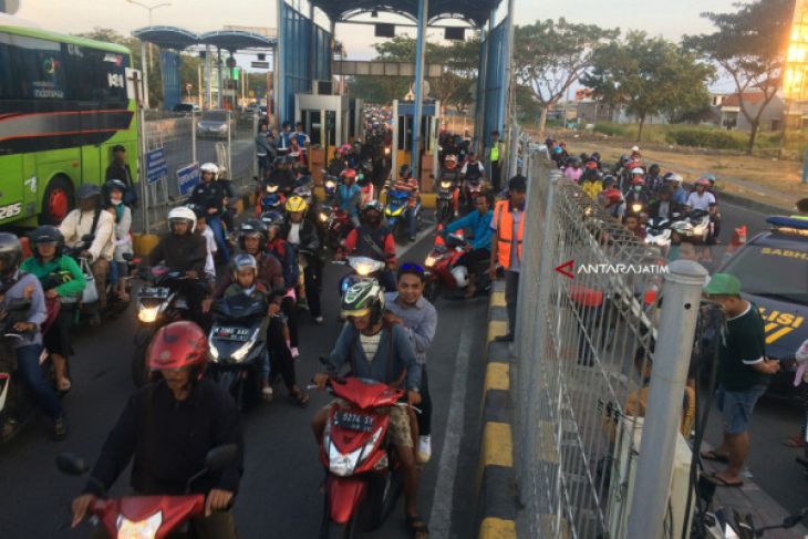 Puluhan Ribu Pemudik Melintas di Suramadu (Video)