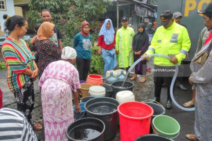 Desa Sumberarum Dapat Pasokan Air Bersih Pascabanjir Bandang Banyuwangi