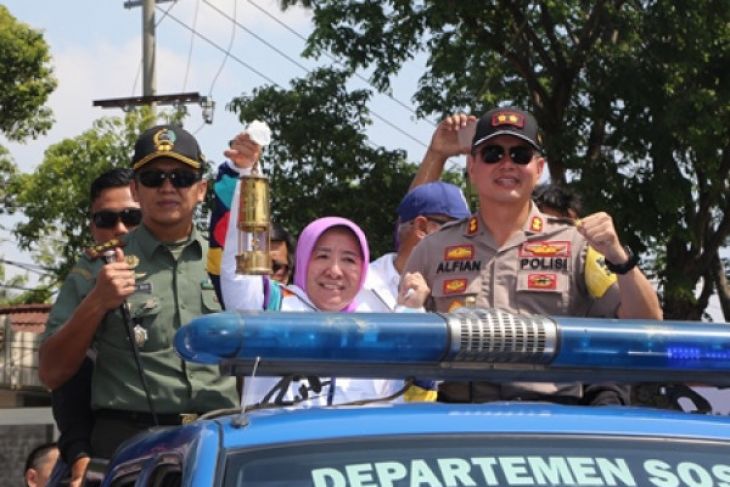 Wali Kota Probolinggo Arak Lentera Api Asian Games