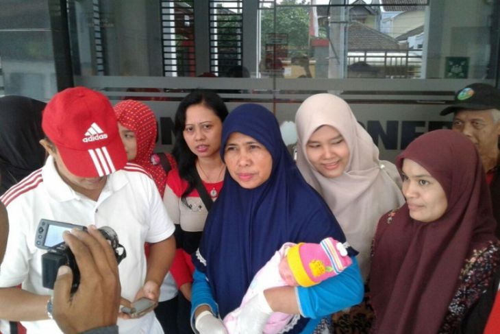 Bayi Perempuan Tergeletak Diduga Dibuang