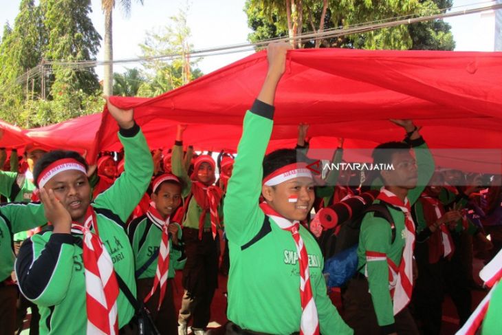 Pemuda di Kediri Kirab Bendera Merah Putih Ukuran Raksasa (Video)