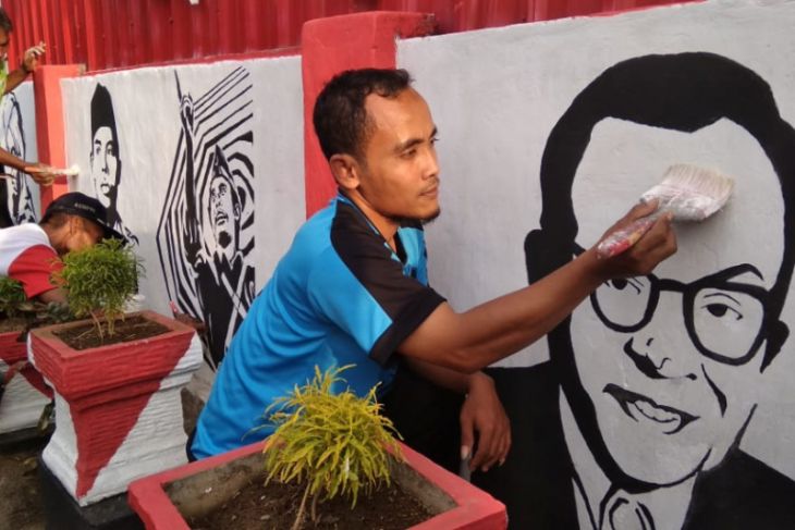 Warga Tulungagung Ramai-ramai Aksi Mural Kemerdekaan