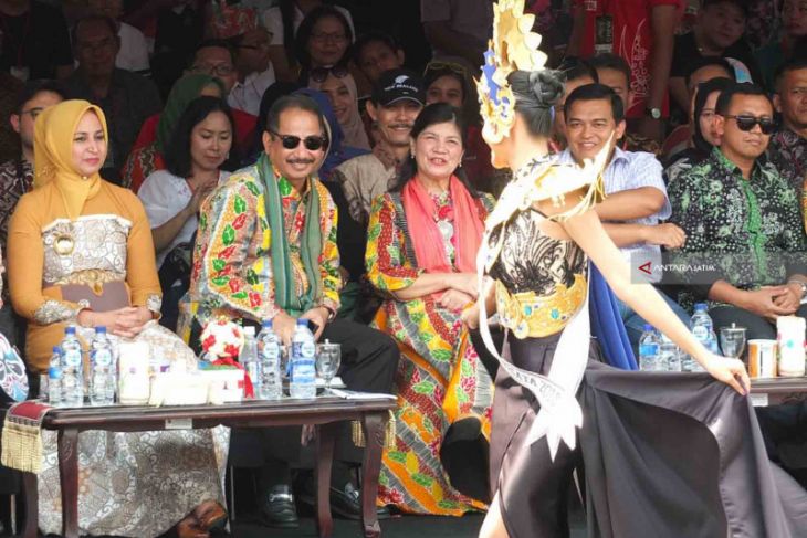 Menpar: Jember Fashion Carnaval Berkelas Dunia (Video)
