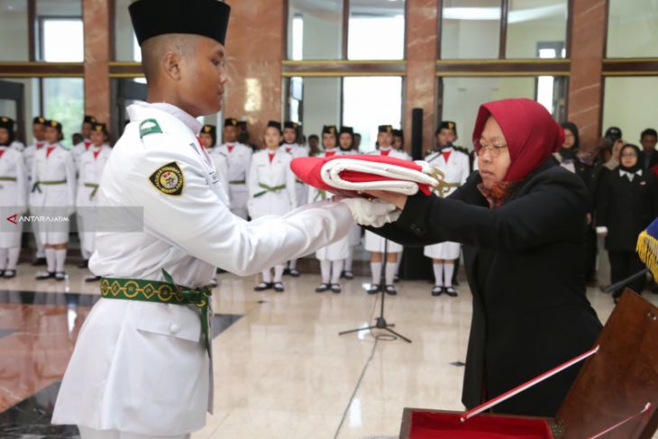 Risma Motivasi 100 Anggota Paskibraka Surabaya