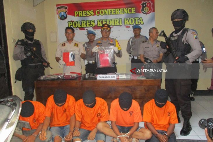 Polisi Kediri Proses Tujuh Tersangka Kasus Pencurian (Video)