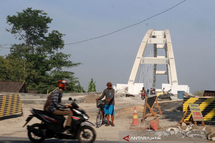 Kontraktor Jembatan Bengawan Solo Disanksi Denda (Video)