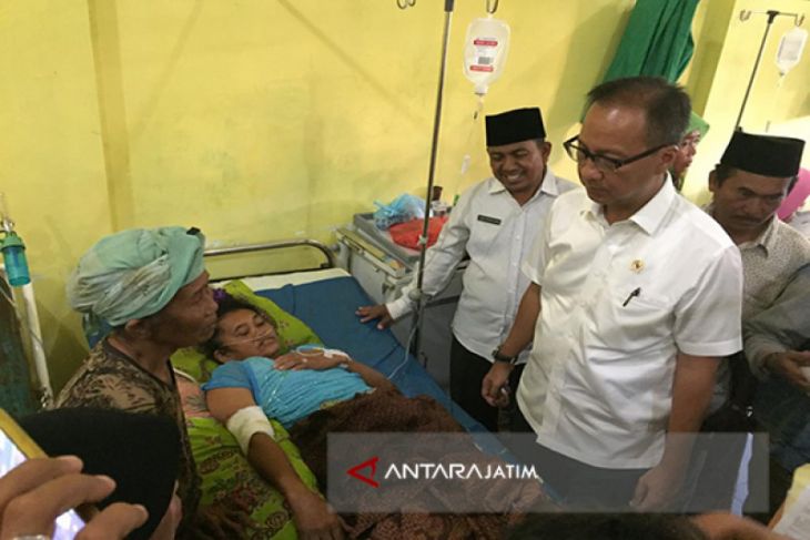 Mensos Kunjungi Korban Gempa di Sumenep