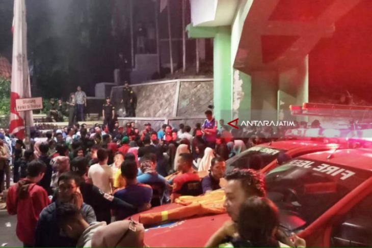 Saksikan Surabaya Membara, Sejumlah Penonton Terjatuh dari Viaduk (Video)