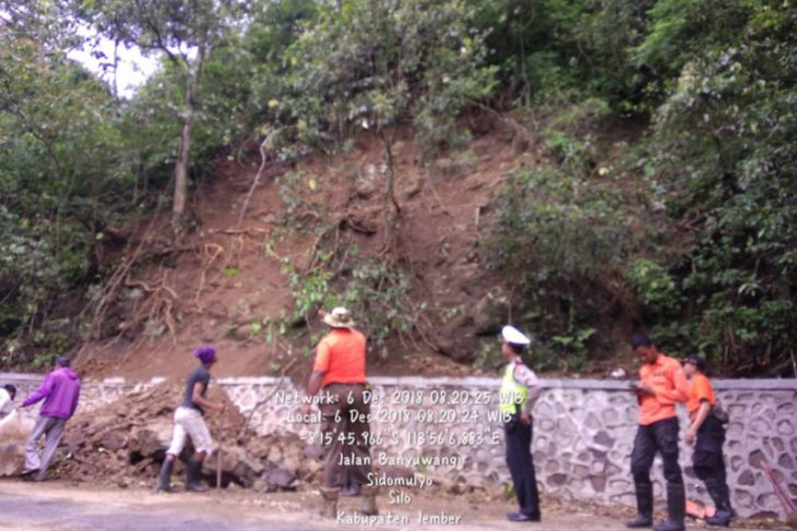 Akibat Longsor, Jalur Jember-Banyuwangi di Gumitir Sempat Macet