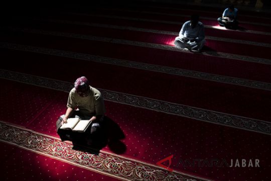 Umat Muslim perbanyak Ibadah di Masjid Raya