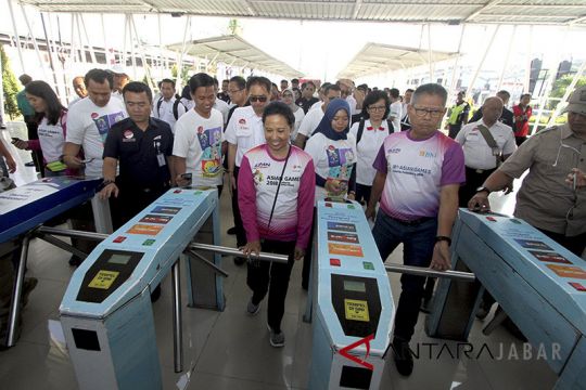 Menteri BUMN naik KRL