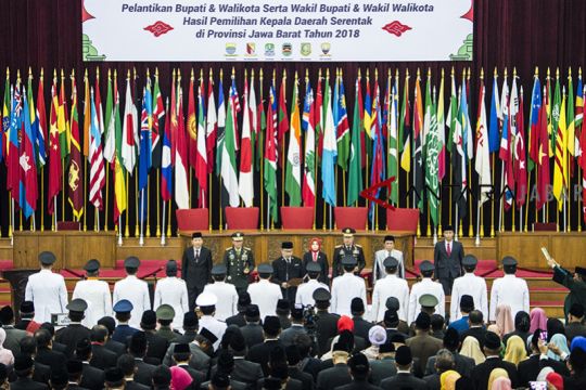 Pelantikan Bupati dan Wali Kota